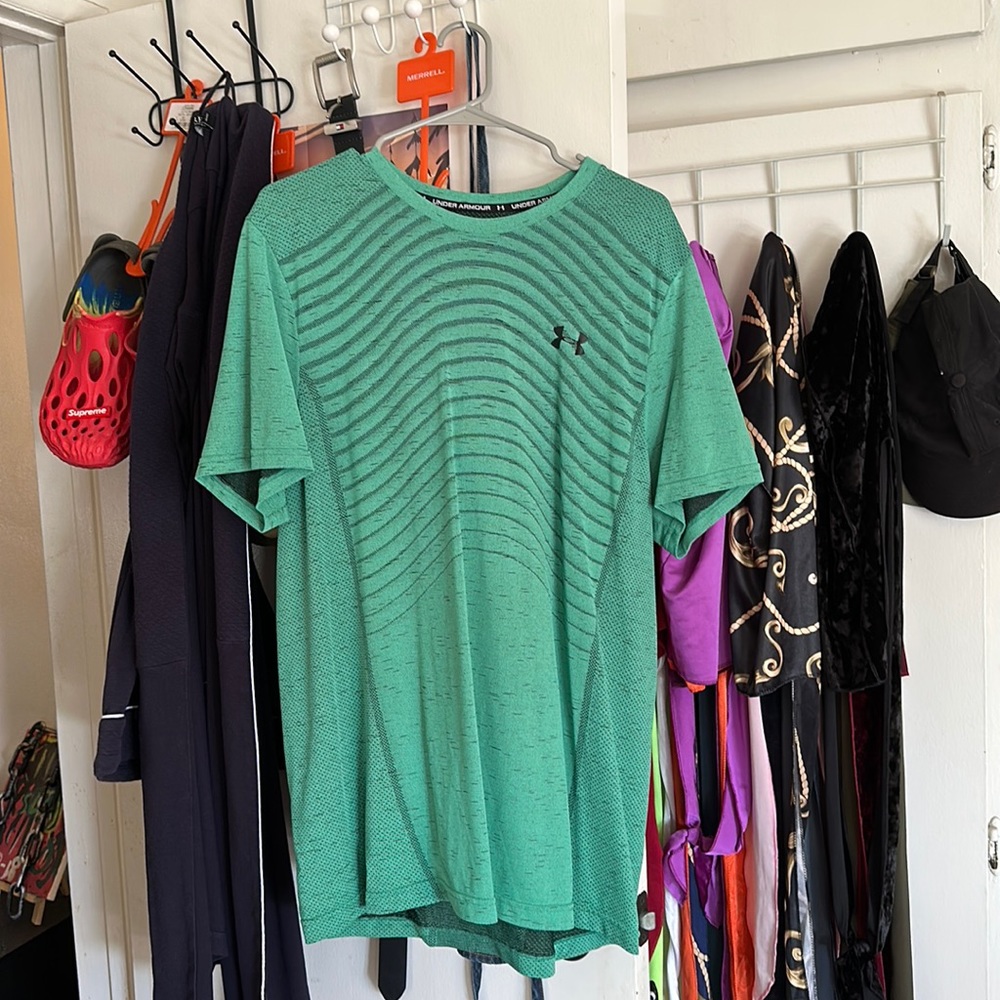 Size XL green UA Shirt. I also have a pink one in the same size if interested.